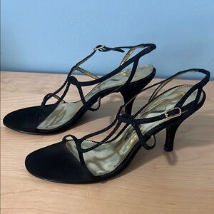 Nina Shoes Black Elegant Heels with T-Strap Design